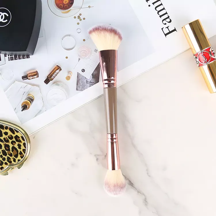 Limpieza y mantenimiento de brochas de maquillaje con mango de madera.