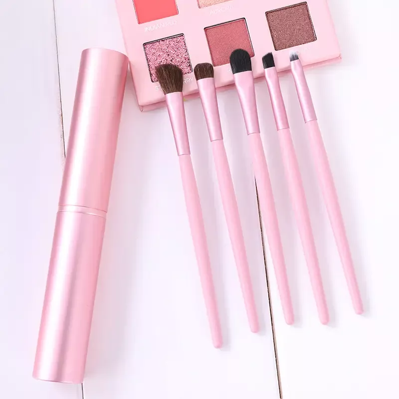 Identificar correctamente el propósito de las brochas de maquillaje.