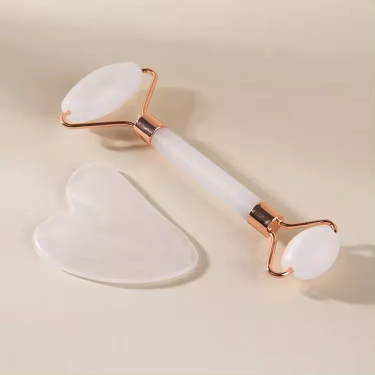 ¿Cómo puedes usar un rodillo de jade para una piel brillante?